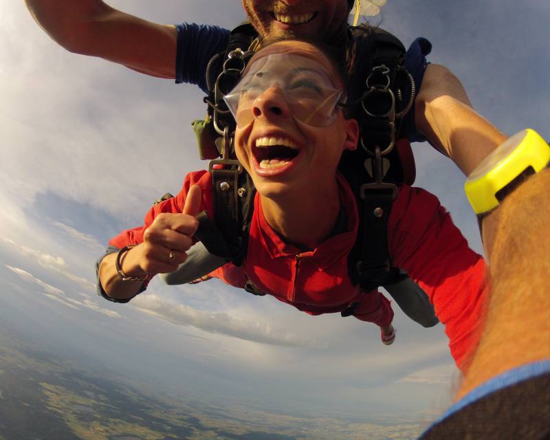 Tandemový seskok z letadla z výšky 4000 m